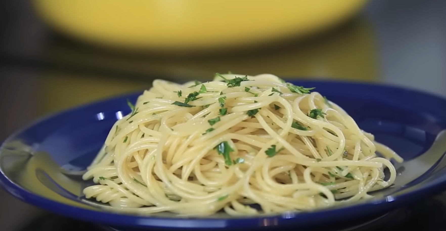 <p>Na Itália, cuja culinária é reconhecida mundialmente por clássicos como massas, pizzas e gelatos, e que foi reconhecida como Patrimônio Cultural Imaterial pela UNESCO em dezembro de 2025, Atala escolheu o tradicional macarrão alho e óleo como sua preferida.</p>
