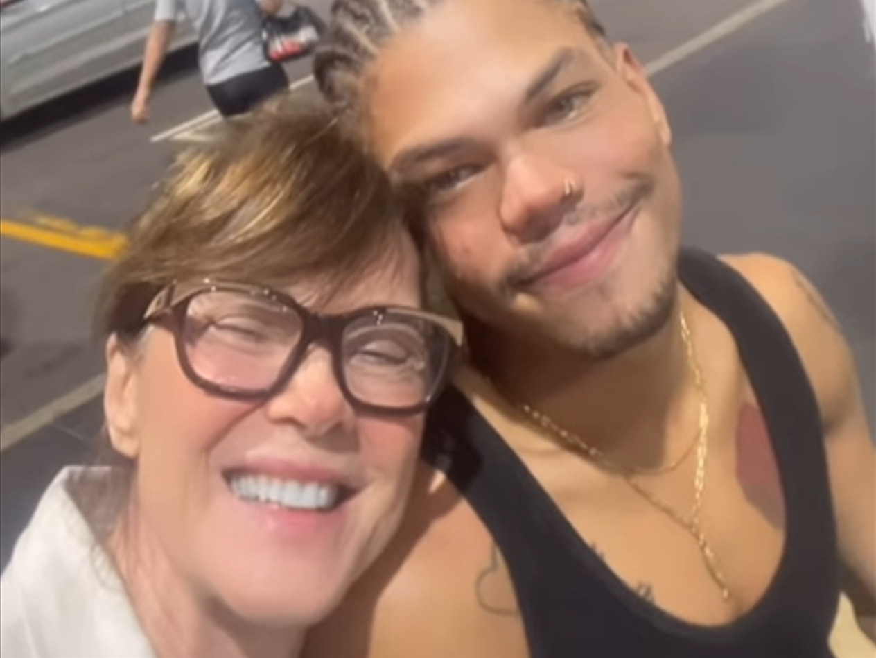 <p>Mônica e Francisco compartilharam, em dezembro de 2025, um vídeo nas redes sociais que repercutiu amplamente. O jovem retornou ao Brasil para passar as festas de fim de ano com a mãe, e Mônica foi ao aeroporto recebê-lo ao lado da filha, Isabel Wilker. Na ocasião, ela declarou que amava ser mãe dele, e Francisco respondeu que amava ser filho dela.</p>
