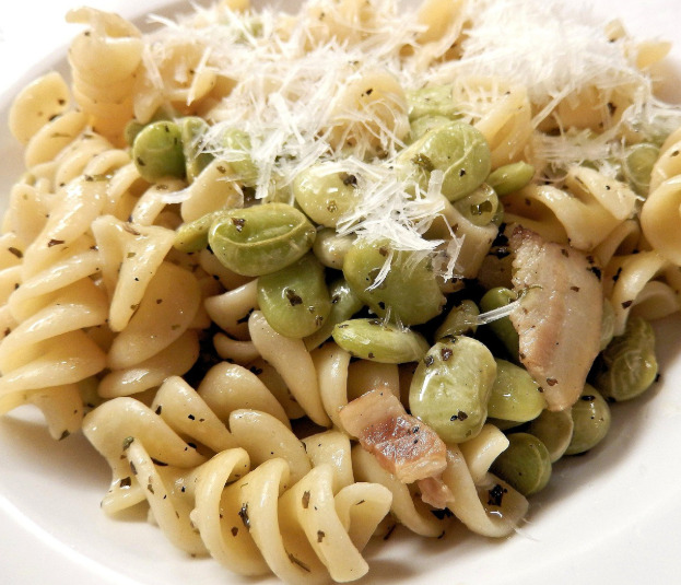 <p>Especialistas avaliam o parmesão considerando equilíbrio de sabor, intensidade da picância, textura granulosa e untuosidade. Esses fatores determinam se o queijo terá bom desempenho em diferentes receitas.</p>
