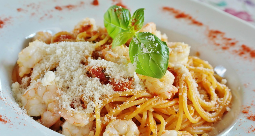 <p>Nas massas, o parmesão é indispensável. Ralado sobre espaguete ou penne, ele intensifica o molho e adiciona uma camada de sabor que transforma o prato em uma experiência completa.</p>
