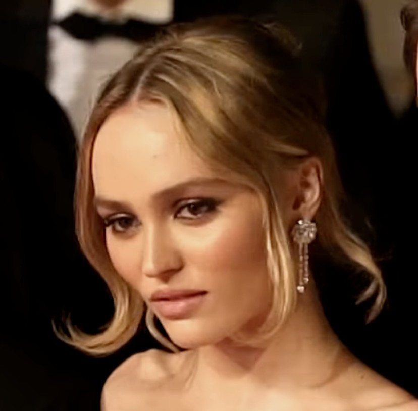 <p>Lily-Rose Depp: Nascida em 1999, é filha de Johnny Depp e Vanessa Paradis. Consolidou sua carreira em 2024, após a repercussão de sua participação na série “The Idol”, da HBO. Atuou em produções como “O Rei”, “A Última Noite”, “Além da Ilusão” e “Um Homem Fiel”.</p>
