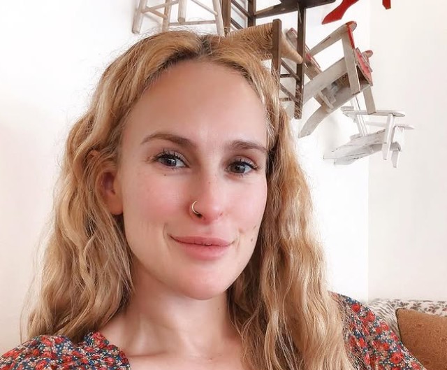 <p>Rumer Willis: Nascida em 1988, é filha mais velha de Bruce Willis e Demi Moore. Estreou no cinema ainda criança, em 1995, atuando ao lado da mãe em “Agora e Sempre”. Depos, contracenou com o pai em “Meu Vizinho Mafioso” e “Refém”. Ao longo da carreira, atuou em produções como “90210: Barrados no Baile – Nova Geração” e “Empire: Fama e Poder”. Também venceu a temporada de 2015 do programa “Dancing with the Stars”.</p>
