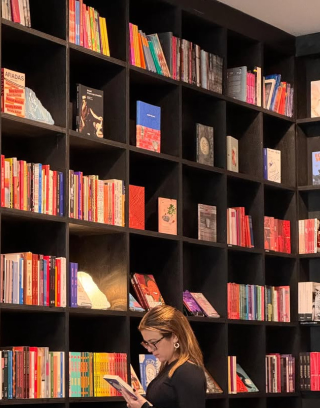 <p>Depois, publicou “Longe de Alguém tão Perto”, em 2011, pela editora Multifoco. A obra narra a história de Liz, estudante de artes plásticas que idealiza o amor como em uma comédia romântica. Às vésperas da formatura e da produção de sua obra final, Liz conhece Hugo durante uma viagem a Brasília e inicia um relacionamento à distância. A partir desse envolvimento, enfrenta relações conturbadas que afetam sua concentração, sua carreira e seus planos para o futuro.</p>
