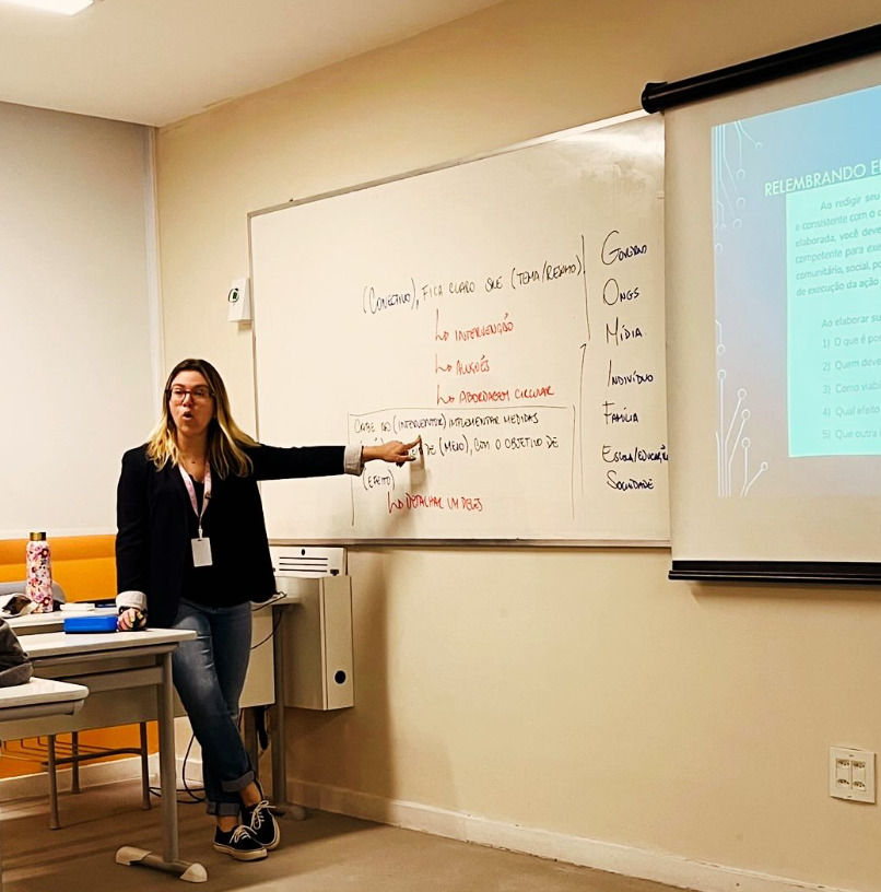 <p>Hoje, é professora de Língua Portuguesa e Redação, embora já não atue diretamente em sala de aula. Também desenvolve e participa ativamente de projetos literários e educativos. Segundo a própria Carolina, educar sempre foi seu sonho, e a educação não representa apenas uma escolha profissional, mas uma vocação da qual não pôde nem deseja se afastar.</p>
