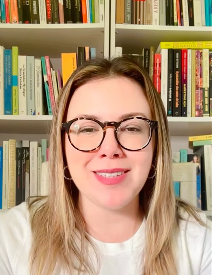 <p>Carolina Cancio Pavanelli Moura, seu nome completo, nasceu no Rio de Janeiro em 19 de fevereiro de 1987. Teve uma carreira intensa e bem-sucedida na televisÃ£o nos anos 1990, embora relativamente breve, e depois, se consolidou como educadora e executiva.</p>
