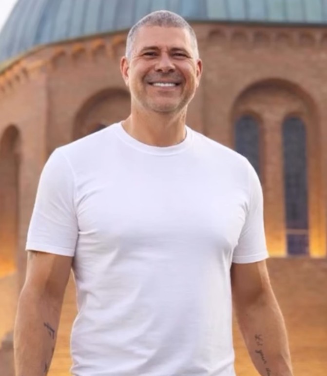 <p>O autor se encantou por Iris pela internet, em 2017, e se aproximou dela após meses insistindo em cartas e telefonemas. Conseguiu conhecê-la pessoalmente e passou a visitá-la em sua casa, o que lhe permitiu aprofundar-se em sua trajetória por meio das trocas que tinham.</p>
