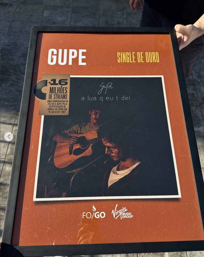 <p>Um single de ouro é uma certificação concedida a uma música que atinge um alto número de vendas ou streams em plataformas digitais como Spotify, YouTube e Deezer. No Brasil, a marca atual para um single de ouro nacional é, geralmente, de 40 mil a 80 mil unidades equivalentes, o que inclui downloads, streamings de áudio e visualizações de vídeo.</p>

