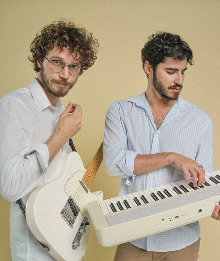 <p>A dupla lançou, em agosto de 2022, a música “Coisas Que Eu Sei”. A faixa, uma regravação do sucesso de 2007 popularizado por Danni Carlos, continuou viralizando nas plataformas digitais e ultrapassou 1,3 milhão de streams no Spotify, tornando-se uma das músicas mais ouvidas do GUPE.</p>
