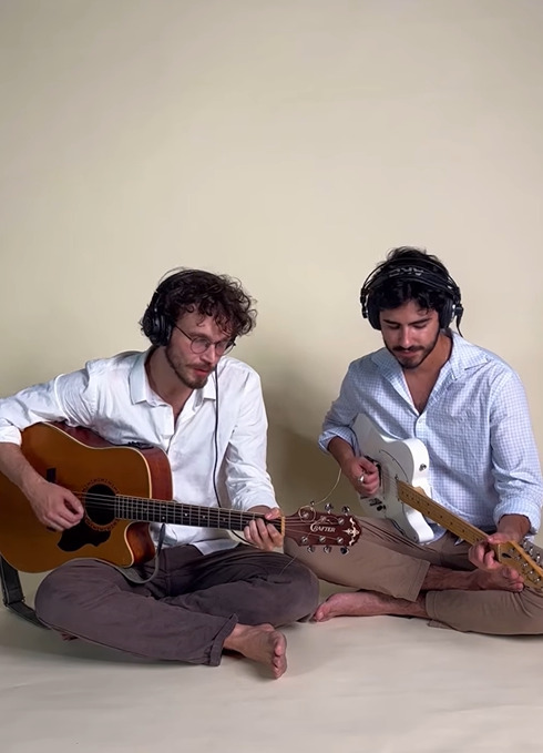 <p>Eles relataram que recebiam mensagens de fãs dizendo que estavam passando por momentos difíceis e enfrentando diferentes tipos de problemas, e que ouvir a versão da música interpretada pela dupla funcionava como uma espécie de conforto. Segundo eles, essa reação do público gera grande satisfação, sobretudo por ter acontecido de forma espontânea.</p>
