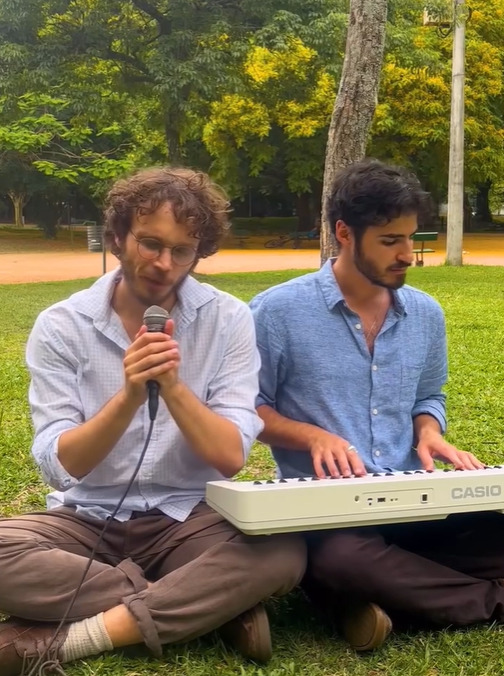 <p>Guga e Pedro já tinham uma ligação com o festival. Antes de se apresentarem no evento, frequentavam o “Planeta Atlântida” como público. Eles estiveram no festival diversas vezes e guardam lembranças de apresentações marcantes, como as da banda Skank e do cantor Sean Kingston.</p>
