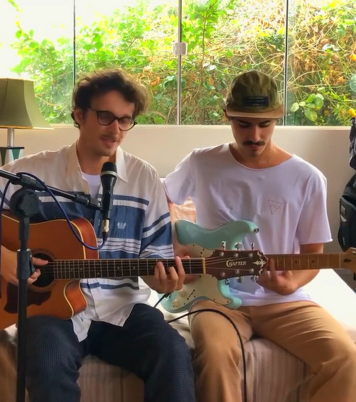 <p>“Quando nossos vídeos começaram a viralizar, ainda naquele momento de pandemia, as pessoas falavam muito que as nossas vozes traziam uma sensação de paz”, disse Guga ao relembrar o período em que a dupla passou a ganhar projeção nas redes sociais.</p>
