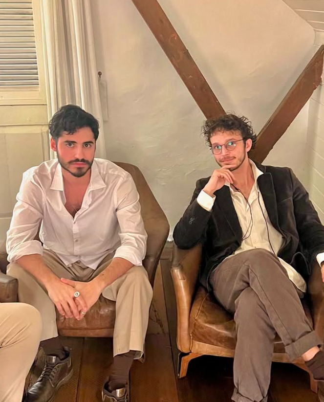 <p>Guga Lamar e Pedro Freitaz são os integrantes do duo GUPE, nome formado com as sílabas iniciais do nome de cada um. Eles viralizaram durante a pandemia de covid-19, quando passaram a publicar versões em voz e violão de canções famosas da Música Popular Brasileira nas redes sociais.</p>
