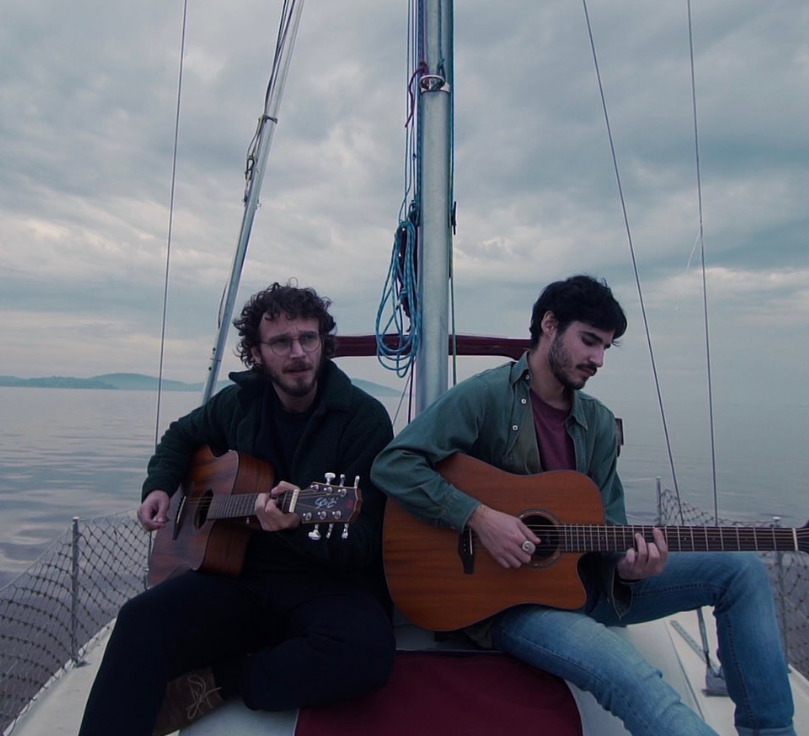 <p>Antes de ir ao festival, os dois costumavam tocar voz e violão em um bar no centro de Atlântida, animando o público que se reunia no local antes de seguir para o evento. As apresentações funcionavam como uma espécie de “esquenta” informal para os frequentadores do festival. Muitas vezes, o pagamento pelas apresentações era feito em bebidas.</p>
