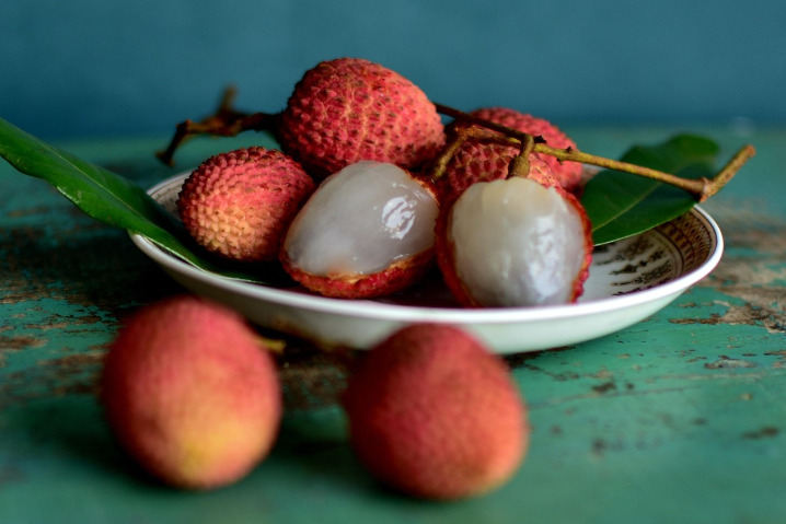 <p>A lichia prospera em regiões subtropicais, com temperaturas entre 20 e 30 graus. A presença de chuvas regulares favorece seu desenvolvimento, mas cabe salientar que ela não tolera geadas intensas. Assim, o equilíbrio climático é determinante para o sucesso da produção.</p>
