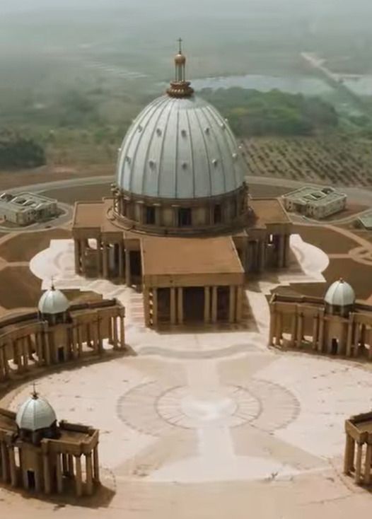 <p>Basílica de Nossa Senhora da Paz (Costa do Marfim): Inspirada na Basílica de São Pedro, no Vaticano, a obra monumental em Yamoussoukro alcança 158 metros. Apesar de não ser a mais alta, é a maior igreja do mundo em área interna, demonstrando como a fé pode se traduzir em grandiosidade espacial.</p>
