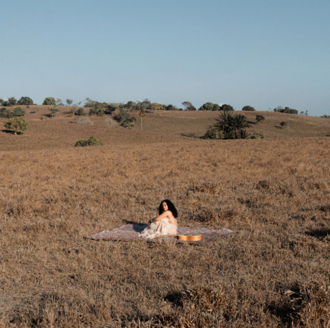 <p>“Um Dia Eu Te Encontro” também é o título do single mais recente da cantora, lançado em 26 de fevereiro de 2026. Dias antes, em 20 de fevereiro, Joyce iniciou a turnê em São Paulo, com um show esgotado. A tour também já passou pela Paraíba, onde a artista realizou três apresentações entre 25 e 27 de fevereiro, em João Pessoa, Campina Grande e Sousa, sendo esta última com entrada gratuita.</p>
