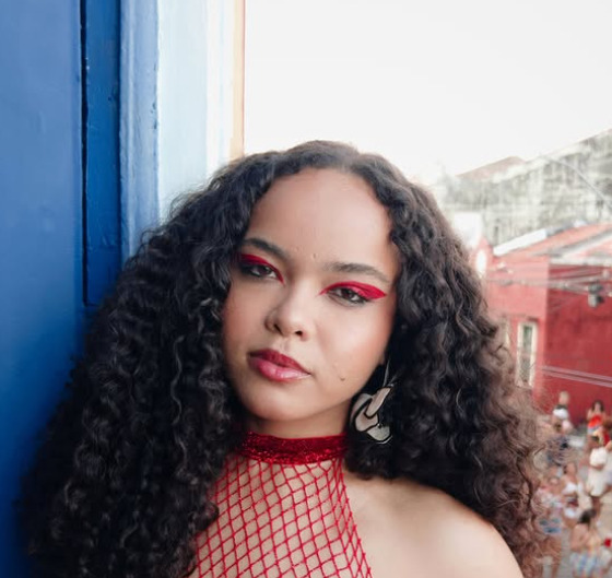 <p>A primeira composição autoral de grande repercussão nas redes sociais de Joyce Alane foi o single “Leão”, lançado em 2021. A própria cantora considera que a faixa se tornou um marco em sua trajetória, consolidou seu estilo e ampliou sua base de fãs.</p>
