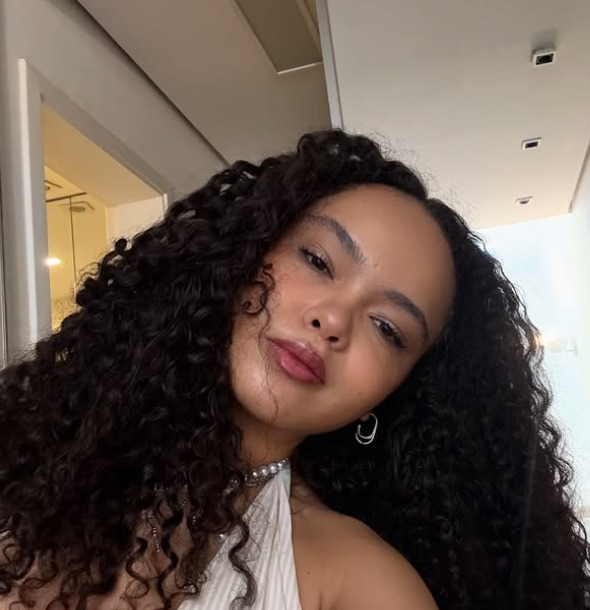 <p>Antes de alcançar maior reconhecimento, a cantora costumava interpretar bregas pernambucanos em versões rearranjadas para voz e piano. Sua carreira solo ganhou impulso nas redes sociais, onde conquistou notoriedade ao publicar um cover de “Dizem Que Sou Louca”, da banda Kitara.</p>
