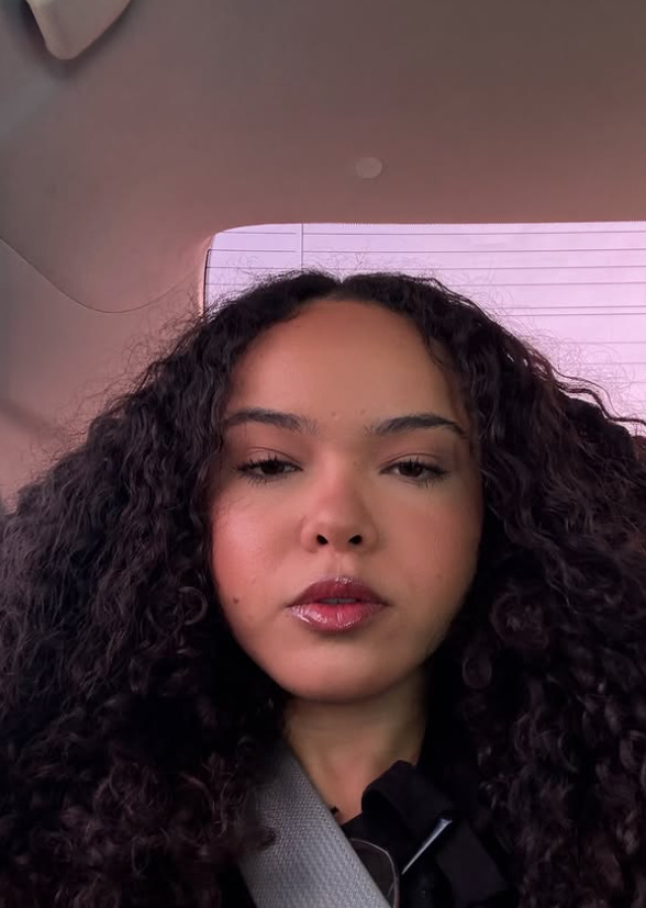 <p>Curiosidade: Como forma de interagir com o público e divulgar seu trabalho, Joyce Alane criou no Instagram o quadro “Me Dá Uma Luz”. Nele, seguidores sugeriam palavras por meio da ferramenta de perguntas dos stories, e a artista utilizava essas ideias para compor uma nova canção. A partir de uma frase inicial e do tema sugerido, Joyce desenvolvia a música e costumava apresentar a gravação na semana seguinte.</p>
