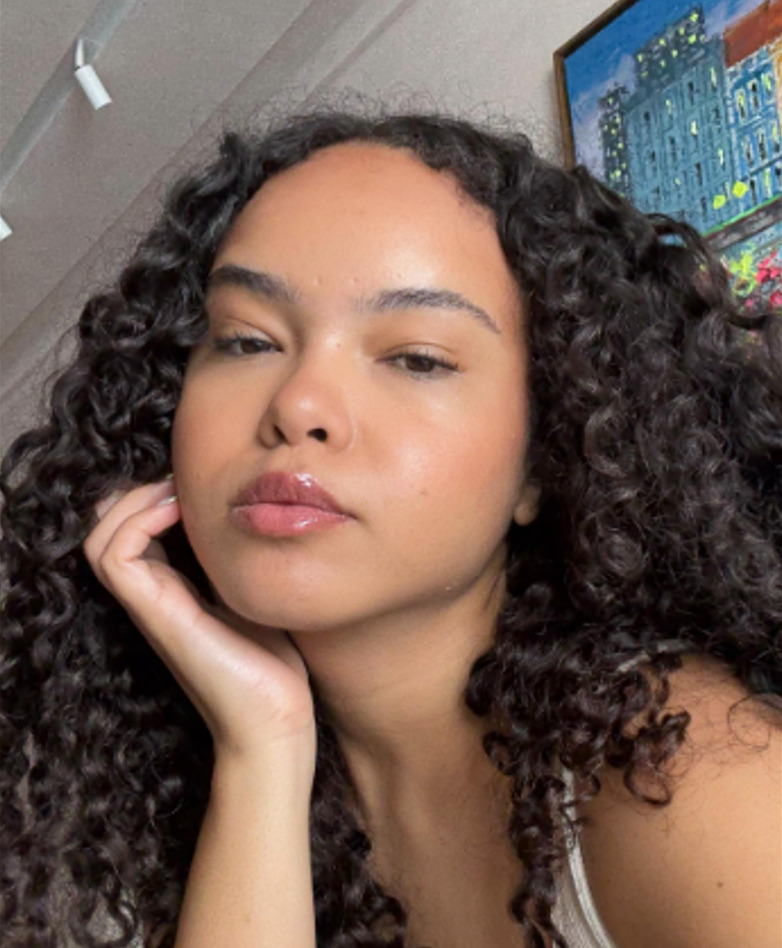 <p>A artista demonstrou interesse pela música ainda na infância e chegou a querer participar do programa de calouros apresentado por Raul Gil. Aos 12 anos, iniciou aulas de piano no Conservatório Pernambucano de Música, onde permaneceu por cerca de um ano. Na instituição, não pôde frequentar as aulas de canto por não atingir a idade mínima exigida.</p>
