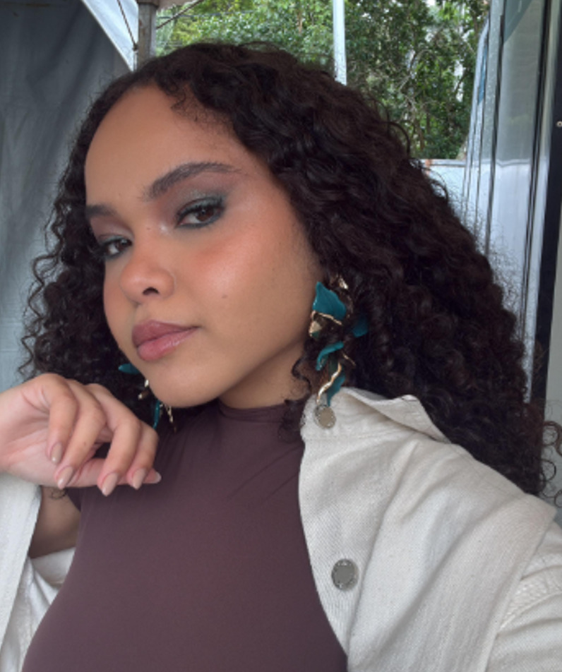 <p>Na adolescÃªncia, optou por cursar Arquitetura e Urbanismo, diante do preconceito ainda associado Ã  carreira musical. Em 2017, passou a cantar no duo “Luamarte”, formado com o mÃºsico Afonso Santti, colega da universidade. A dupla se apresentava em casamentos e pequenos eventos atÃ© encerrar as atividades em 2021.</p>
