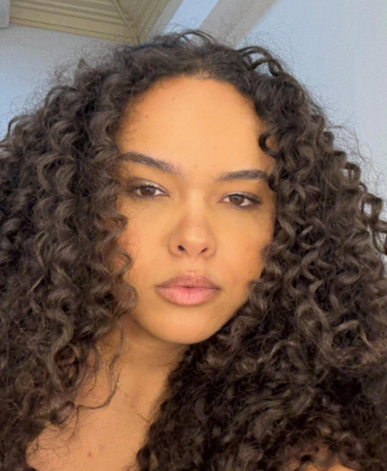 <p>A turnê foi concebida como um convite à pausa e à escuta em meio ao excesso de estímulos do cotidiano. Ao apostar na simplicidade, o espetáculo valoriza as canções e fortalece a proximidade entre a artista e o público. A ambientação acompanha essa proposta, com iluminação suave e cenário de estética orgânica, criando uma atmosfera acolhedora e intimista.</p>
