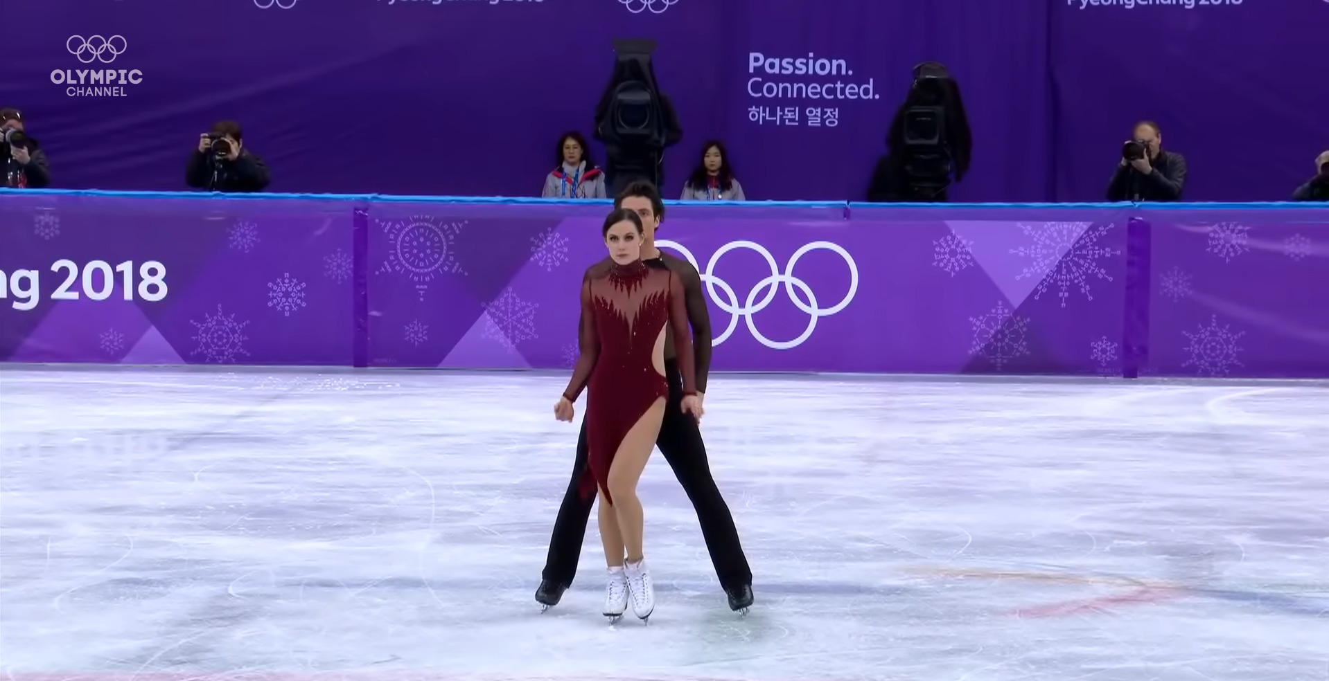 <p>O filme também se tornou um fenômeno da cultura pop. Durante os Jogos Olímpicos de Inverno de 2018, por exemplo, os patinadores canadenses Tessa Virtue e Scott Moir apresentaram uma coreografia inspirada em “Moulin Rouge – Amor em Vermelho”, interpretando a história de Christian e Satine ao som de “El Tango de Roxanne” e “Come What May”.</p>
