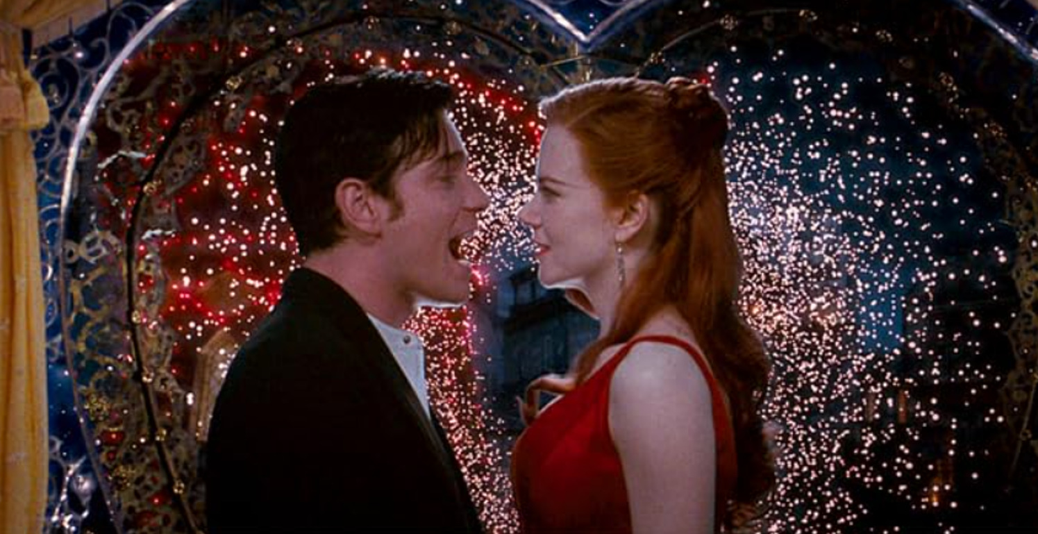 <p>Os artistas decidem montar um espetáculo no Moulin Rouge, e o poderoso e rico duque de Monroth decide financiar o projeto, mas exige ter Satine como sua companheira. Mesmo sob essa pressão, Christian e Satine iniciam um romance secreto. No entanto, o relacionamento é ameaçado pelo duque e por outras circunstâncias.</p>
