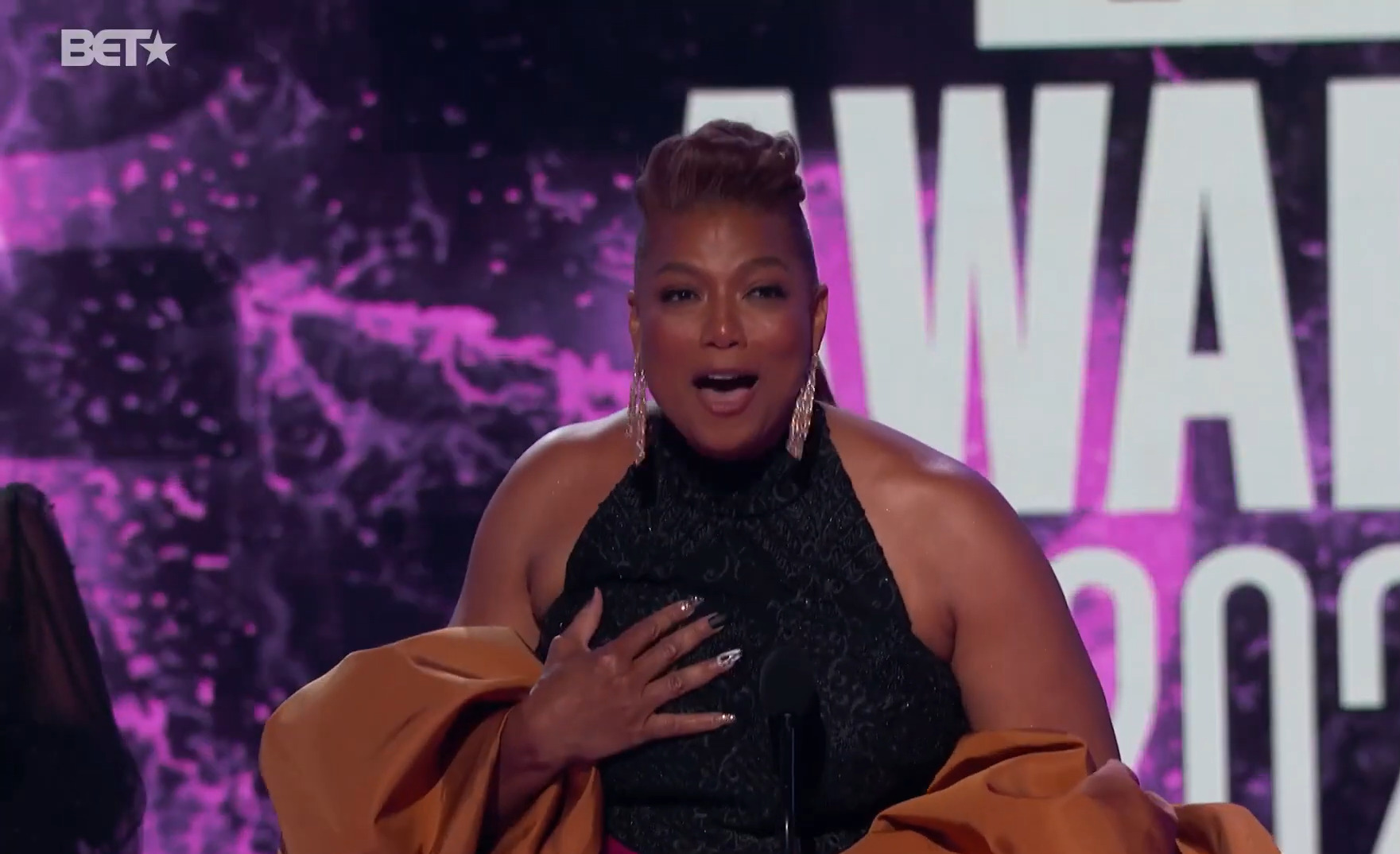 <p>A aparição acontece após Latifah elogiar publicamente Eboni Nichols por seu trabalho como produtora no Grammy 2026. Juntas há mais de uma década, elas são mães de Rebel. A artista assumiu publicamente a família pela primeira vez no BET Awards 2021, ao agradecer a parceira e o filho durante seu discurso.</p>
