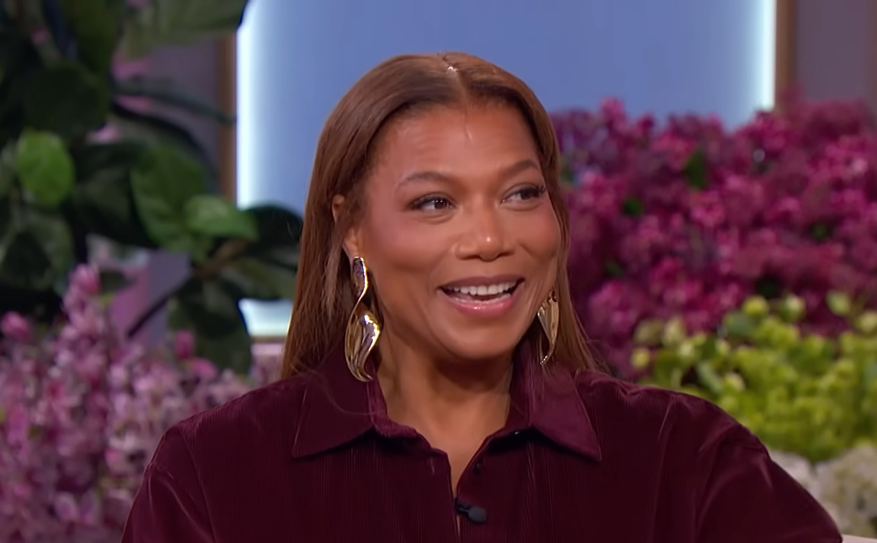 <p>Owens recebeu o apelido Latifah, que em árabe significa “delicada” ou “sensível”, ainda na infância e, mais tarde, adotou o nome artístico Queen Latifah. No ensino médio, fez parte do grupo feminino de rap Ladies Fresh e, enquanto estudava comunicação no Borough of Manhattan Community College, gravou uma fita demo que chamou a atenção da gravadora Tommy Boy Records, que contratou a jovem de 18 anos.</p>

