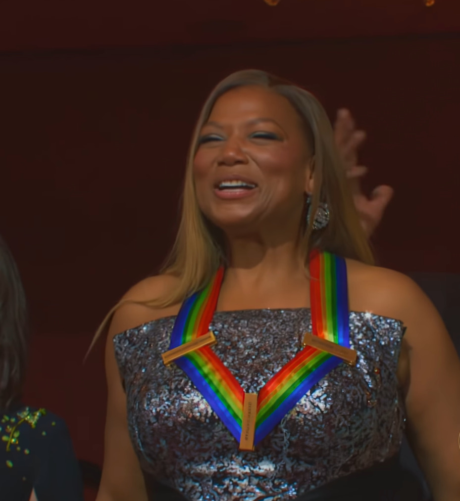 <p>Em seguida, Queen Latifah retornou ao rap com o álbum “Persona”, lançado em 2009, que recebeu críticas mistas da imprensa especializada. Mais de uma década depois, em 2023, ela alcançou um marco histórico ao se tornar a primeira rapper mulher a receber uma homenagem do Kennedy Center.</p>
