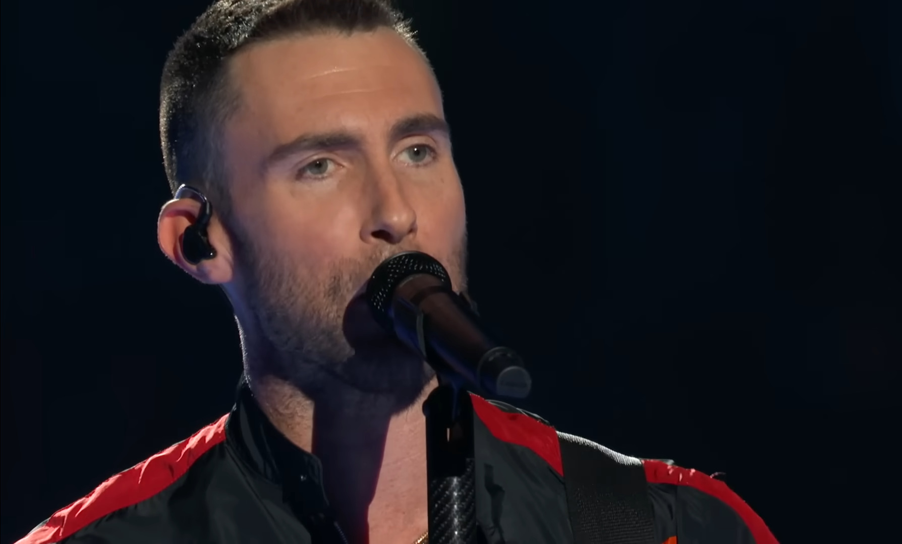 <p>A banda também foi a atração principal do show do intervalo do Super Bowl em 2019. No entanto, a apresentação gerou críticas, já que outros artistas teriam recusado convites em apoio a Colin Kaepernick, ex-jogador da NFL que teria sido afastado da liga por protestar contra a violência policial.</p>
