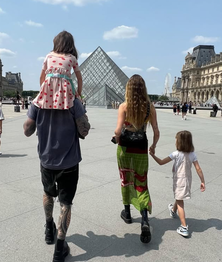 <p>Em 2013, Levine pediu a modelo da Victoria’s Secret, Behati Prinsloo, em casamento. Os dois se casaram em 19 de julho de 2014, em Cabo San Lucas, no México. Dois anos depois, tiveram a primeira filha, Dusty Rose. Em 2018, nasceu a segunda filha do casal, Gio Grace.</p>
