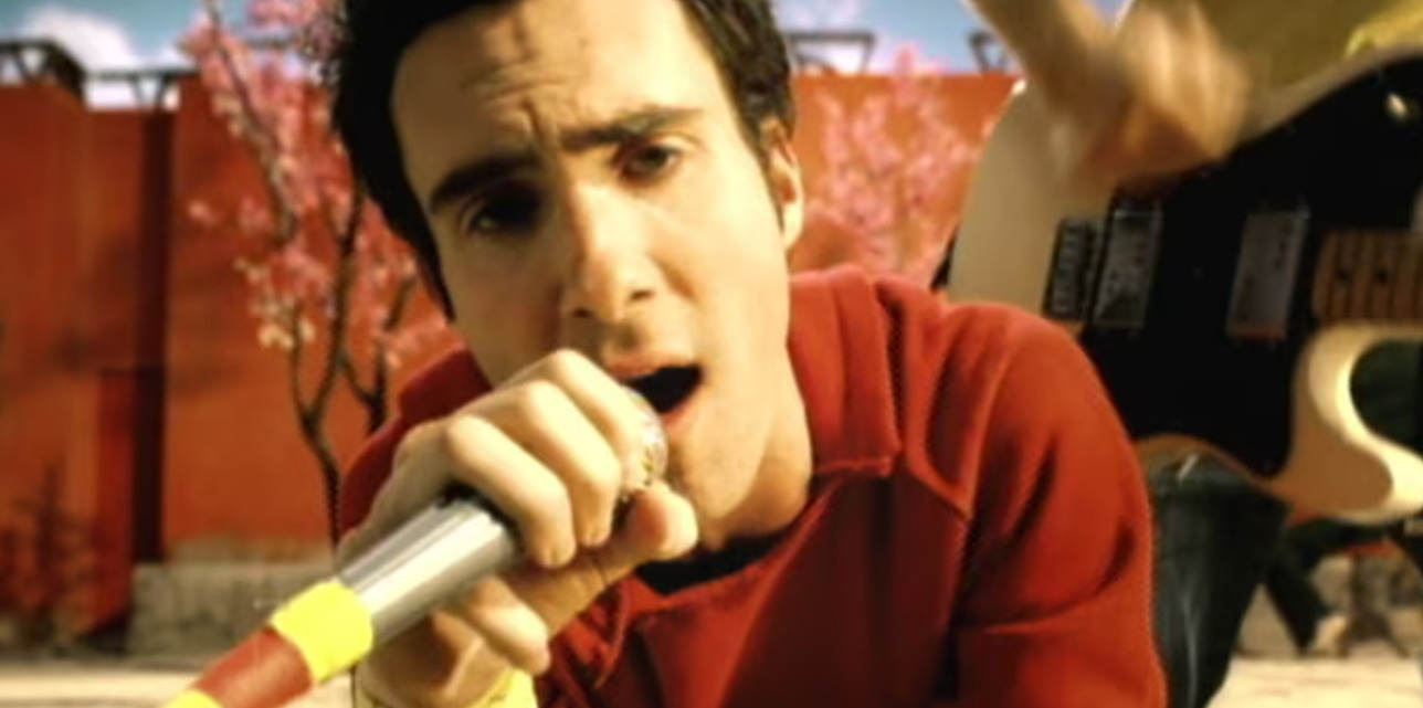 <p>Outra faixa do álbum, “This Love”, teve seu videoclipe lançado em 2004 e rapidamente se tornou um grande sucesso comercial e nas rádios, o que aumentou a visibilidade da banda. O desempenho da música contribuiu diretamente para impulsionar o álbum “Songs About Jane” nas paradas, levando-o ao Top 10 da Billboard em agosto daquele ano.</p>
