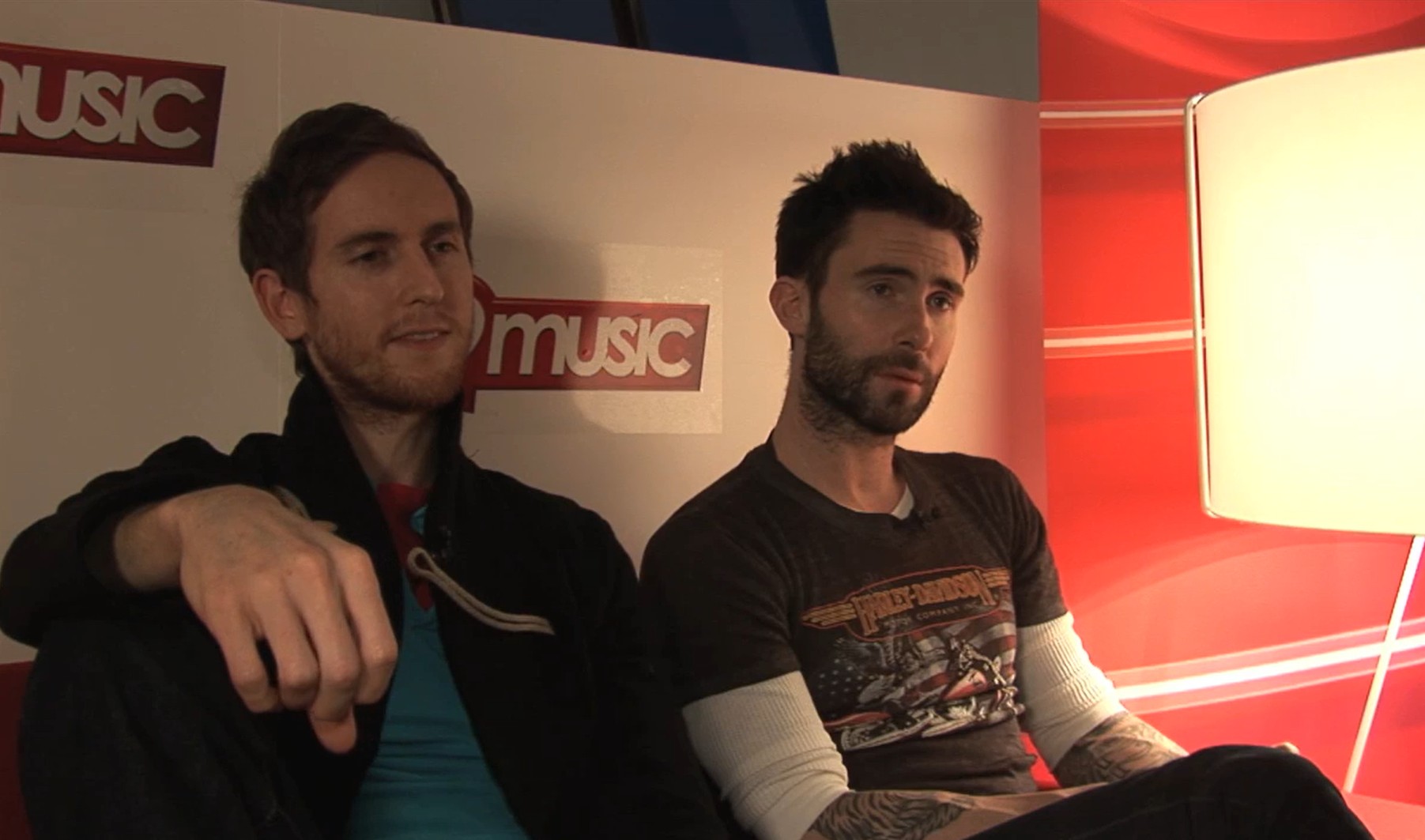 <p>Levine e Carmichael, então, se mudaram para Nova York para estudar no Five Towns College, uma escola de música e artes cênicas, onde tiveram contato com rhythm and blues, soul e hip-hop, influências que redefiniram sua visão musical. Em 2000, retornaram a Los Angeles e reuniram a banda, agora com a adição do guitarrista James Valentine, enquanto Carmichael passou a tocar teclado.</p>
