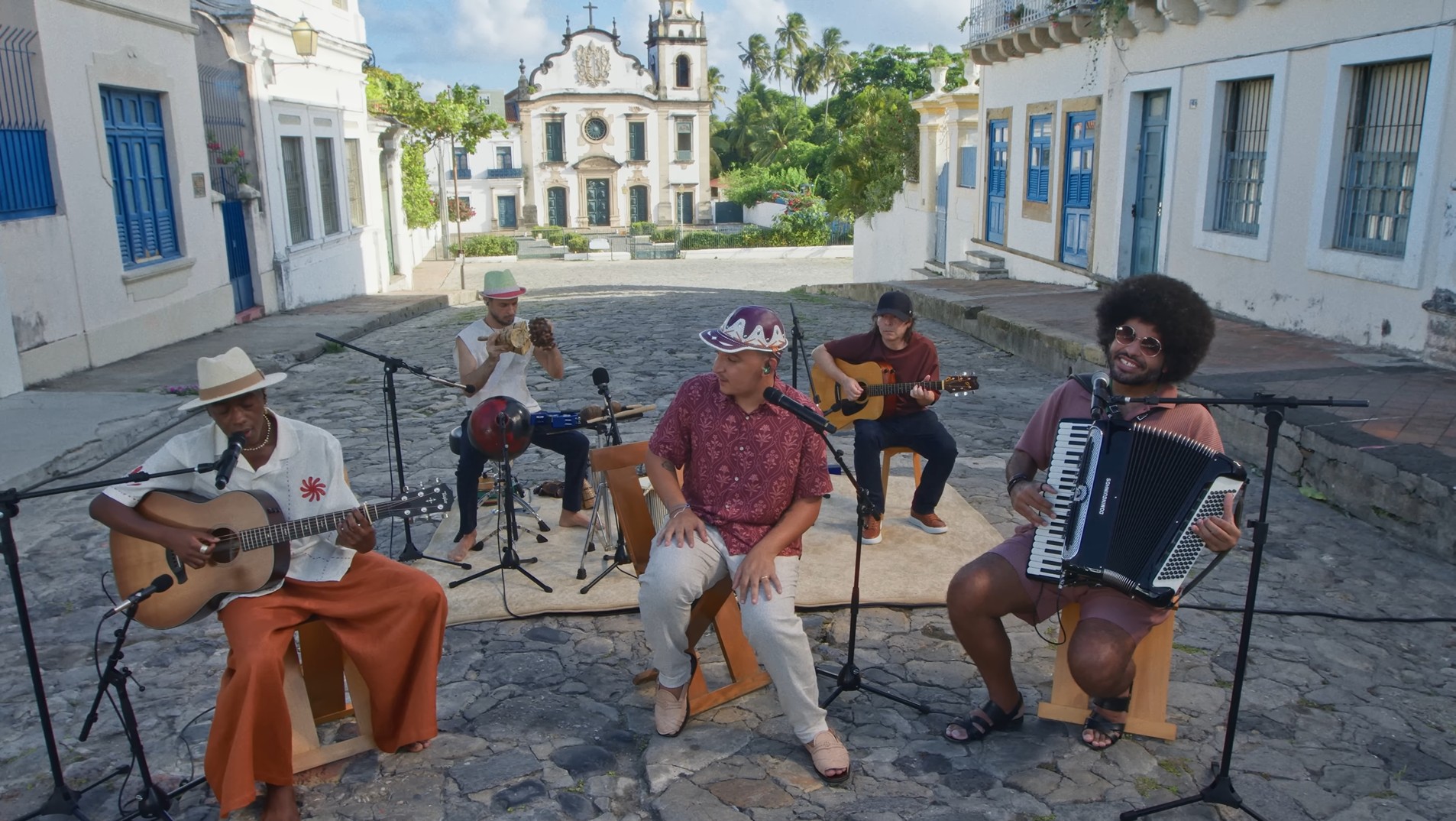 <p>O trabalho reúne 12 faixas e destaca a fusão entre a música nordestina tradicional e arranjos contemporâneos. O repertório inclui um medley de “Mete um Block Nele” e “Ela Tem”, a inédita “Flor” e uma releitura de “Pontes Indestrutíveis”, da banda Charlie Brown Jr..</p>
