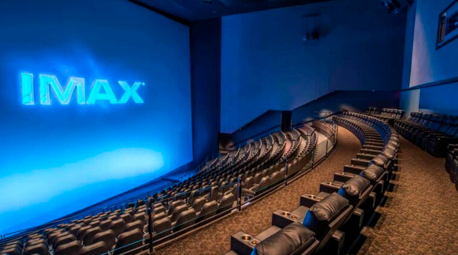 Os filmes filmados para IMAX utilizam câmeras mais robustas e, geralmente, filmes de 70mm, que captam muito mais detalhes do que os 35mm padrão. A pós-produção é minuciosa, e os diálogos são regravados em estúdio A exibição só é possível em salas específicas, onde projetores potentes e métodos especiais de exibição, aliados a telas curvas, preenchem completamente o campo de visão do espectador.
