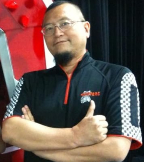 Fãs se inspiravam em produções como Flash Gordon e Buck Rogers para criar trajes em convenções como a Worldcon. Porém, o termo “cosplay”, como hoje é conhecido, foi cunhado no Japão, nos anos 1980, pelo jornalista e produtor Nobuyuki Takahashi após observar fãs fantasiados em uma convenção. Sua divulgação ajudou a transformar o cosplay em uma cultura vibrante e reconhecida mundialmente.