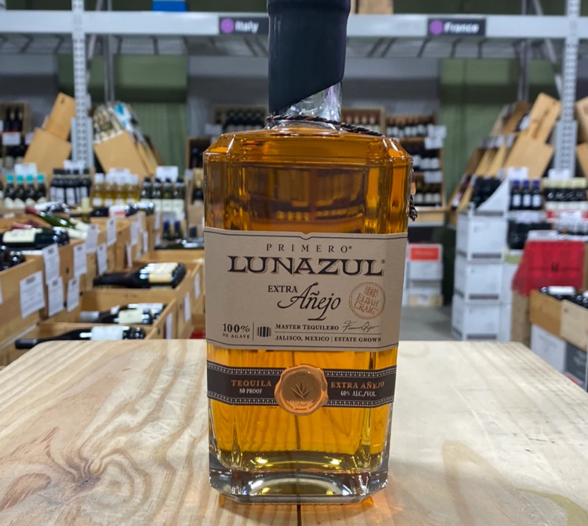 Quanto ao envelhecimento, há tipos específicos: Blanco, Joven, Reposado, Añejo (foto) e Extra Añejo, cada um com sabores e cores particulares.
