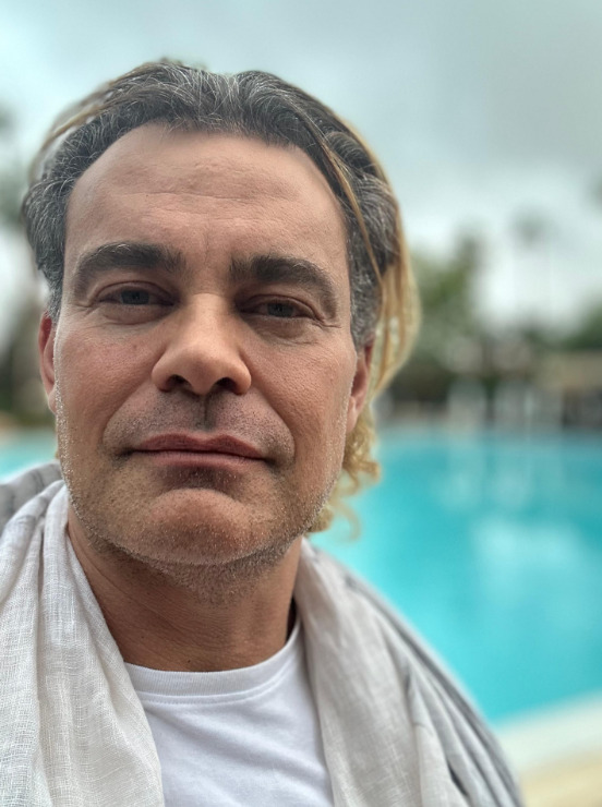 <p>No teatro, participou de diversas montagens, entre elas a versão brasileira oficial do musical “Billy Elliot”, em que interpretou Jack Elliot. Também atuou em “Paixão de Cristo de Nova Jerusalém”, “12 Anos ou a Memória da Queda”, “Corte Fatal” e “O Doente Imaginário”, além de produzir o espetáculo “Estranho Casal”.</p>
