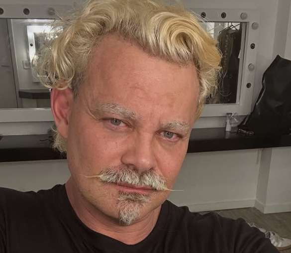 <p>Em setembro de 2025, Carmo Dalla Vecchia chamou atenção ao surgir com um visual diferente nas redes sociais e responder às críticas sobre sua aparência. O ator apareceu com bigode, cavanhaque e sobrancelhas descoloridos, mudança que gerou reações divergentes e comentários negativos na internet. Diante de uma mensagem que afirmava que ele “já foi lindo”, respondeu de forma irônica que poderia voltar a ser padrão se quisesse, mas que estava satisfeito com a própria imagem.</p>
