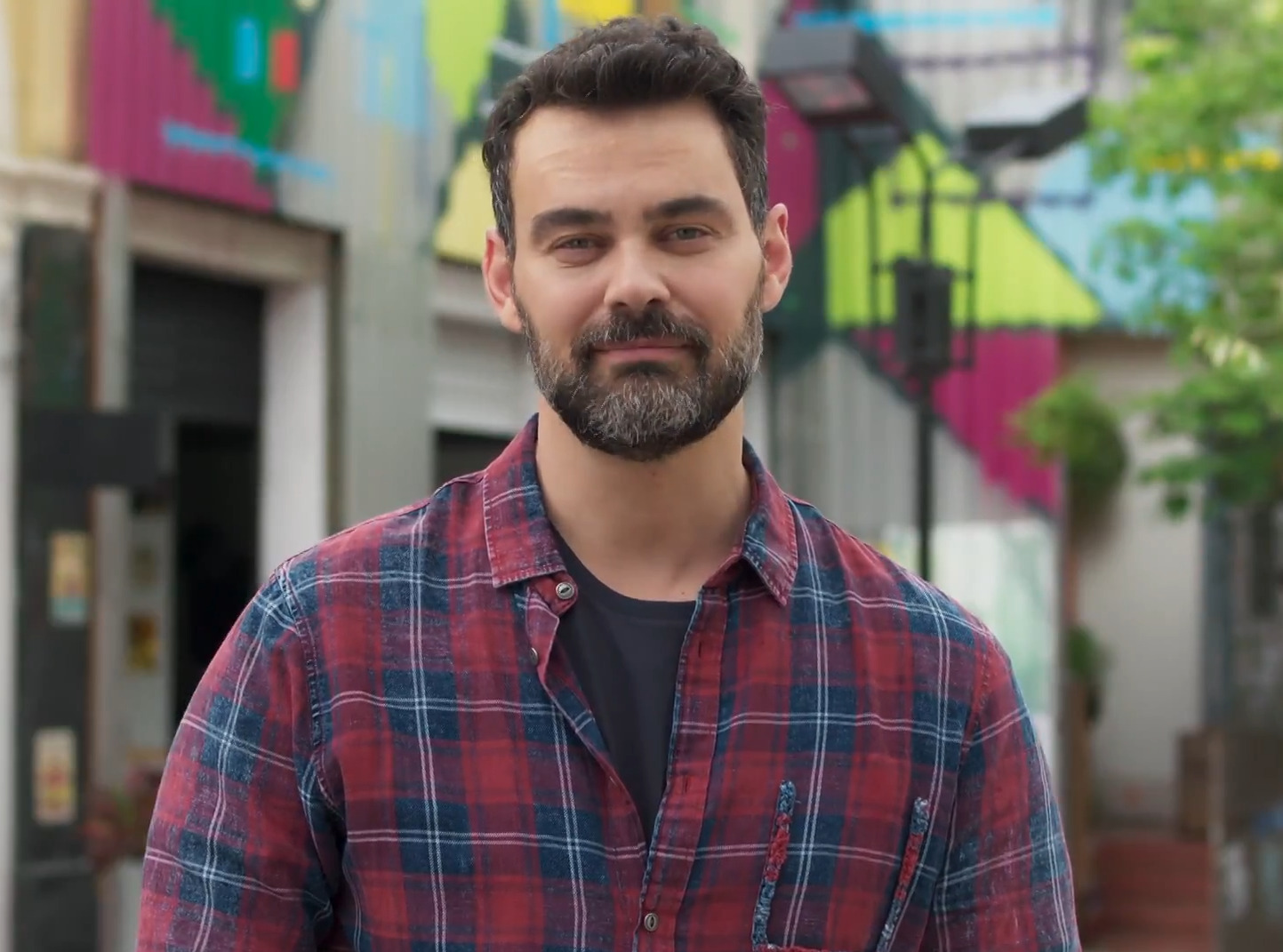 <p>Carmo Dalla Vecchia, nascido em 21 de agosto de 1971, ganhou projeção nacional em 2000 ao protagonizar a quinta temporada de “Chiquititas”. Ao longo de mais de duas décadas de carreira, construiu trajetória sólida na televisão e é conhecido por papéis em “Pícara Sonhadora”, “Cobras e Lagartos”, “A Favorita”, “Cordel Encantado” e “Império”.</p>
