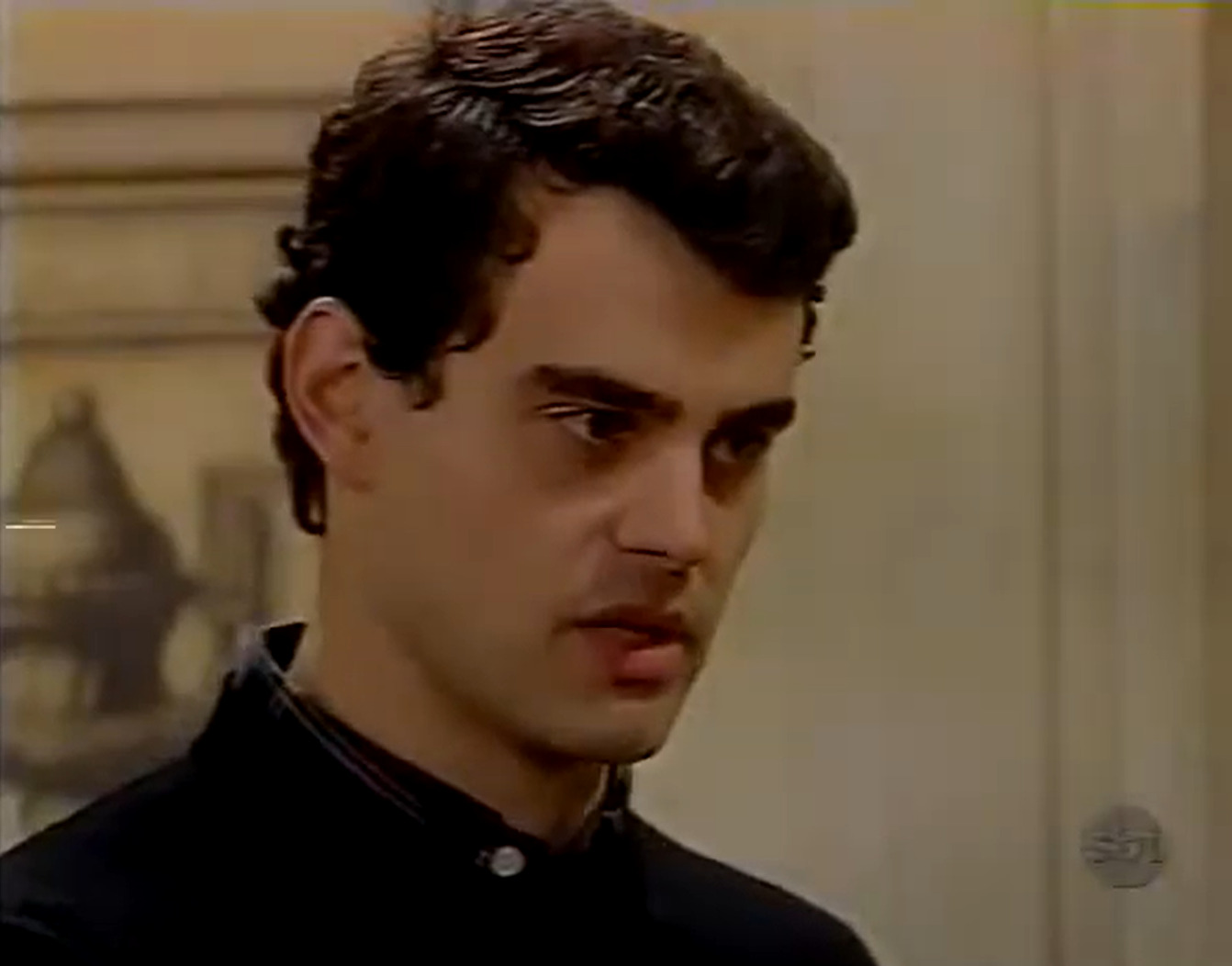 <p>Um de seus primeiros trabalhos na televisão foi na minissérie “Engraçadinha… Seus Amores e Seus Pecados”, dirigida por Denise Saraceni, na qual interpretou Durval. Em 2000, se mudou para a Argentina para integrar o elenco da versão local de “Chiquititas”. Na quinta temporada, interpretou Rian, par romântico de Carolina, personagem de Flávia Monteiro, assumindo o posto de protagonista masculino após a saída de Marcos Pasquim.</p>
