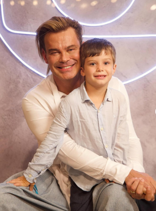 <p>Em relação à sua vida pessoal, o ator é casado desde 2006 com João Emanuel Carneiro, autor de novelas como “A Favorita” e “Avenida Brasil”. O casal tem um filho, Pedro Rafael Carneiro Dalla Vecchia, nascido em agosto de 2019 por meio de barriga de aluguel.</p>
