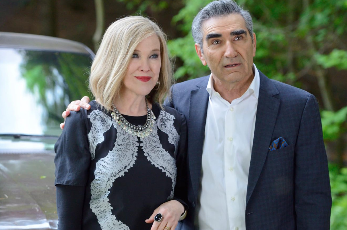 <p>Posteriormente, voltou a trabalhar com Eugene Levy na popular série de televisão “Schitt’s Creek”, exibida de 2015 a 2020, sobre uma família rica que perde sua fortuna e é forçada a viver na pequena cidade que dá nome à série. Por sua interpretação da ex-estrela de novela Moira Rose, conhecida por sua personalidade exagerada e sotaque peculiar, O’Hara ganhou um Emmy em 2020 e recebeu outras três indicações na categoria de Melhor Atriz em Série de Comédia.</p>
