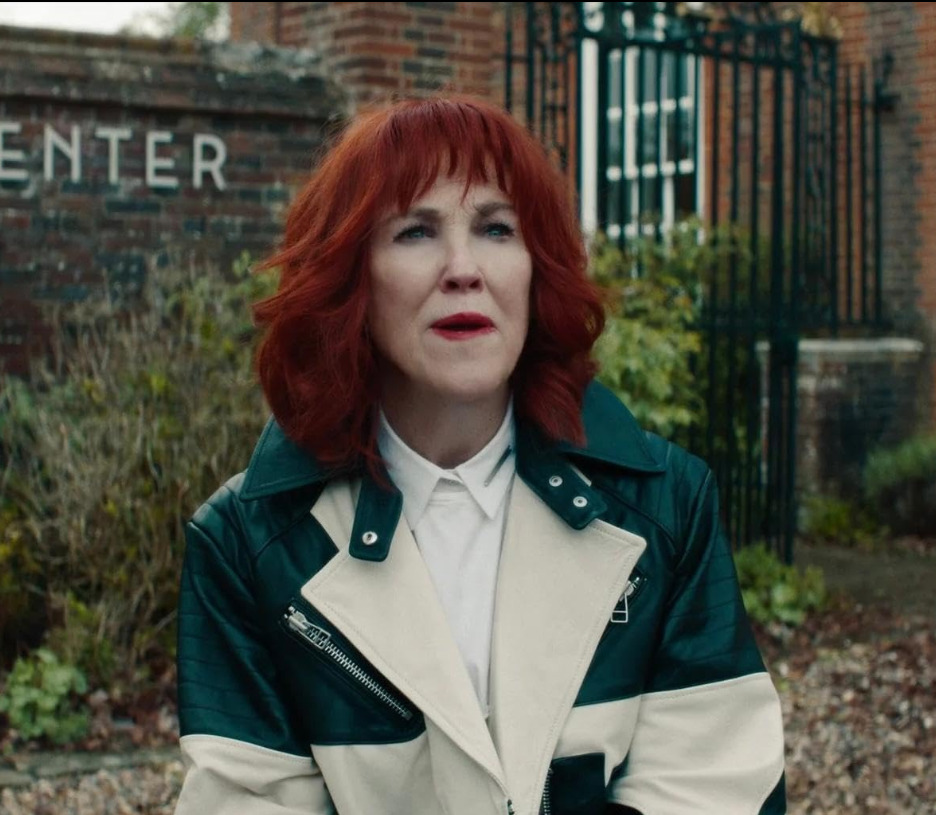 <p>Em 2024, trabalhou novamente com Tim Burton no filme “Os Fantasmas Ainda se Divertem: Beetlejuice Beetlejuice”, sequência do longa de 1988, que contou com o retorno de Michael Keaton e Winona Ryder. A trama acompanha três gerações da família Deetz quando precisam voltar para casa, em Winter River, após uma tragédia familiar.</p>
