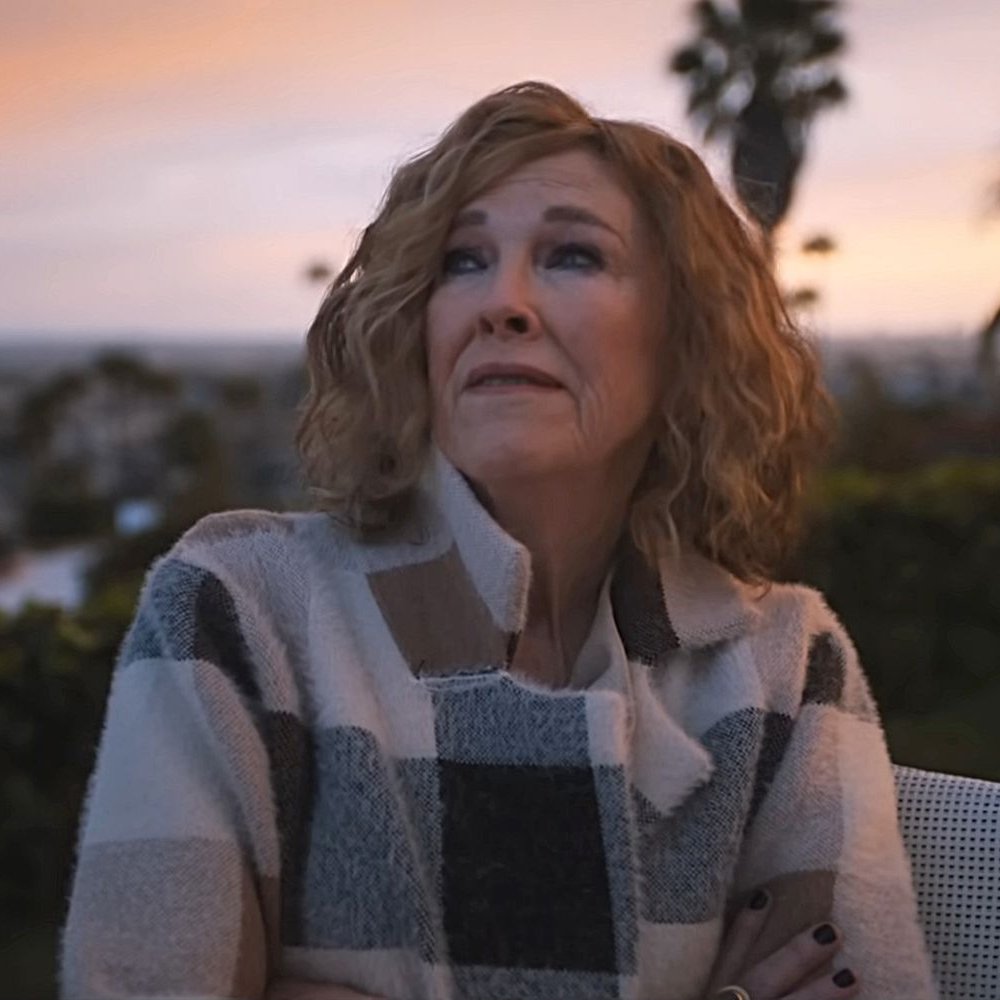 <p>Rogen relembrou ainda que era comum que, na véspera das gravações, ela enviasse por e-mail sugestões detalhadas com versões reescritas das cenas em que atuaria. Segundo ele, essas contribuições aprimoravam não apenas sua personagem, mas também a qualidade geral da série.</p>
