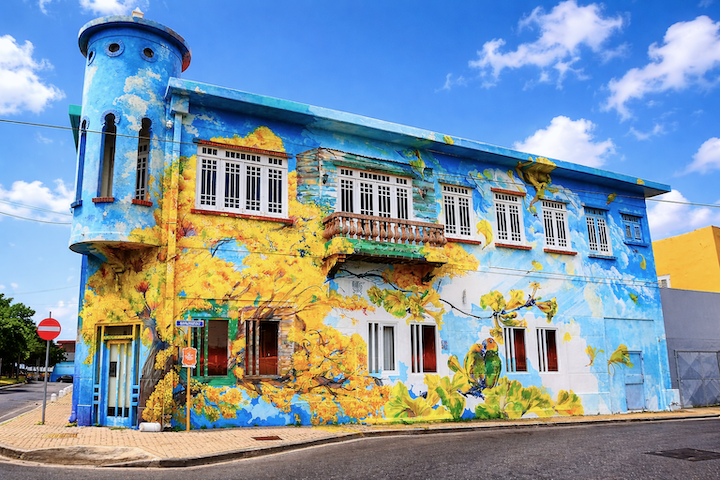 A ilha também possui uma forte veia artística, visível nos murais gigantes de street art no bairro de Scharloo e nas icônicas esculturas Chichi, bonecas coloridas que representam a 