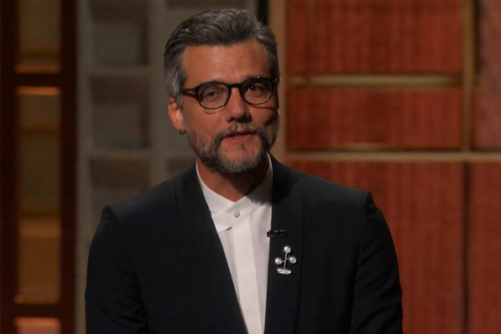 Na cerimônia do Oscar 2026, um broche desenhado pelo designer de joias brasileiro André Lasmar foi usado por Wagner Moura. O item foi inspirado no ramo que a pomba da paz carrega em seu bico e foi feita exclusivamente para o ator.