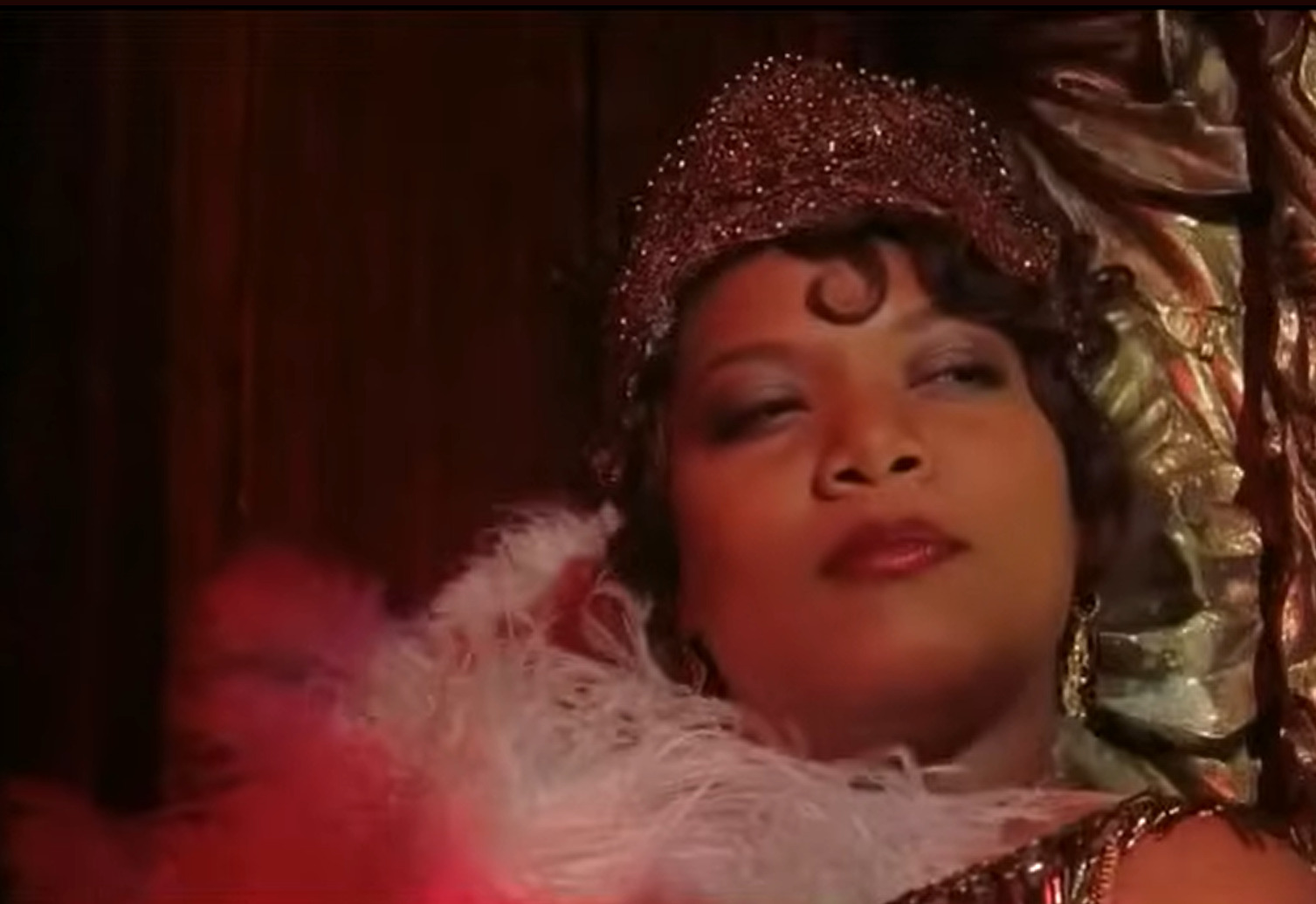 <p>Em 2002, integrou o elenco do musical “Chicago”, estrelado por Richard Gere, Catherine Zeta-Jones e Renée Zellweger. Sua interpretação de Mama Morton destacou seu talento como atriz e cantora, rendendo-lhe uma indicação ao Oscar de Melhor Atriz Coadjuvante.</p>
